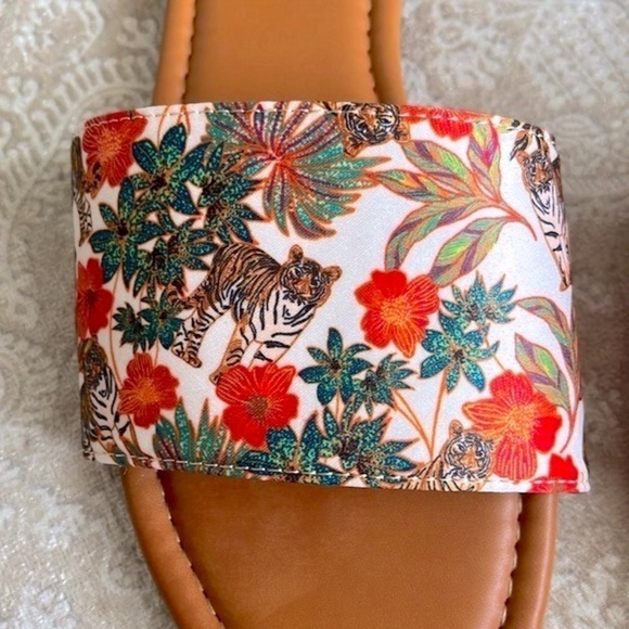 Brand New Jessica Simpson Tropical Jungle Tigers Large Strap Slides Sandals - Picture 11 of 13